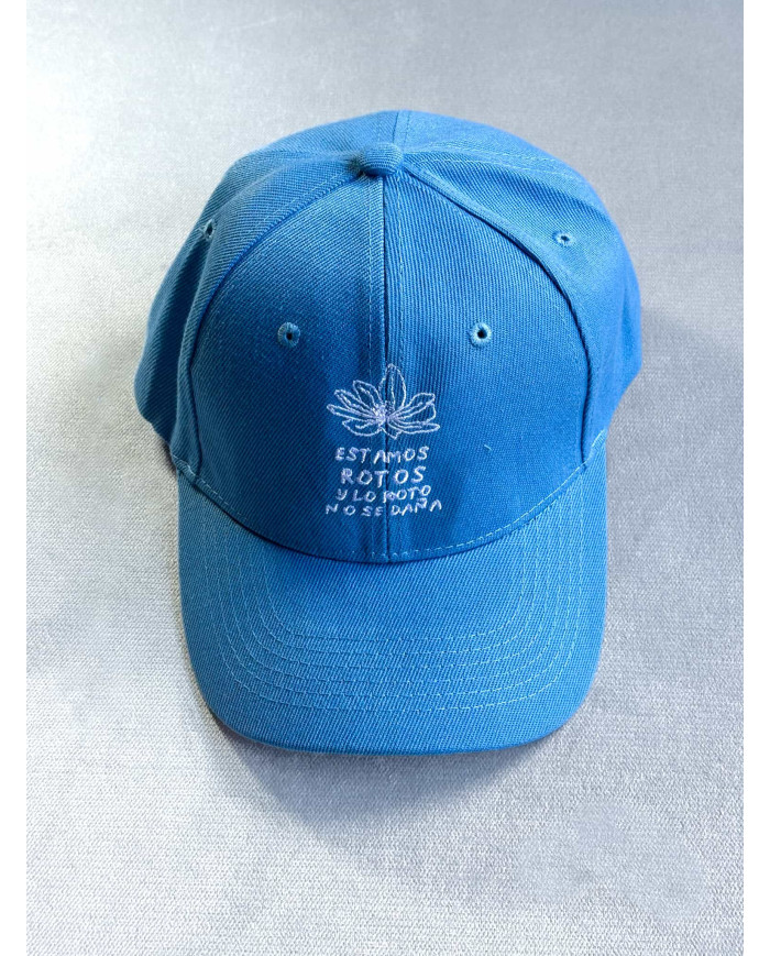 Gorra Baby blue ESTAMOS ROTOS Y LO ROTO NO SE DAÑA