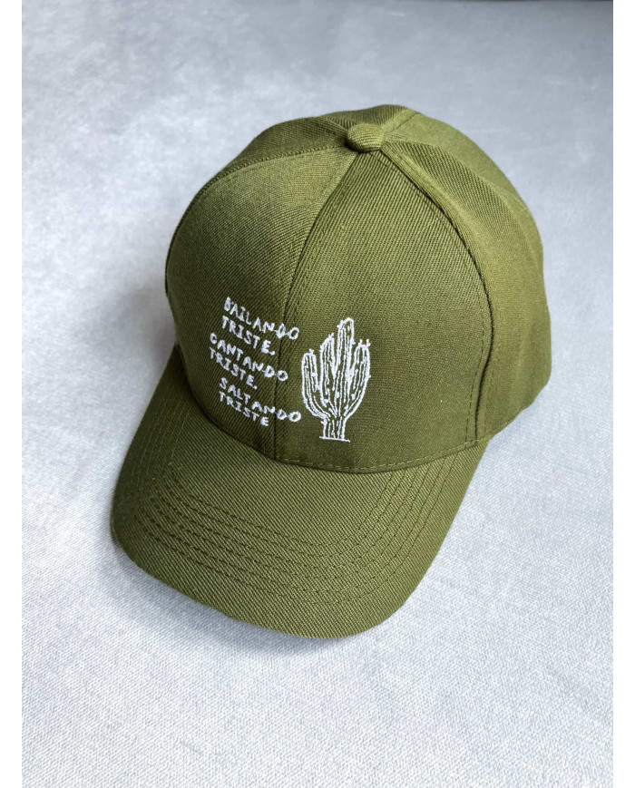 Gorra verde Olivo bailando triste, cantando triste, saltando triste
