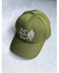 Gorra verde Olivo bailando triste, cantando triste, saltando triste