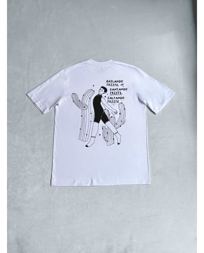 Camiseta blanca bailando triste, cantando triste, saltando triste