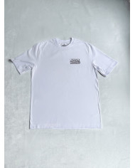 Camiseta blanca bailando triste, cantando triste, saltando triste